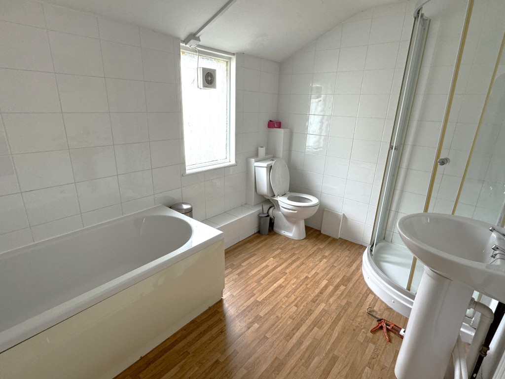 Lot: 199 - ELEVEN-UNIT LICENSED HMO IN CENTRAL LOCATION - Bathroom